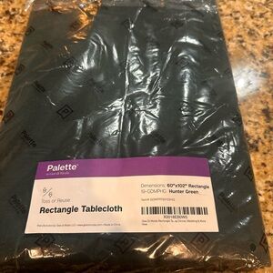 NWT tablecloth and 6 napkins-green